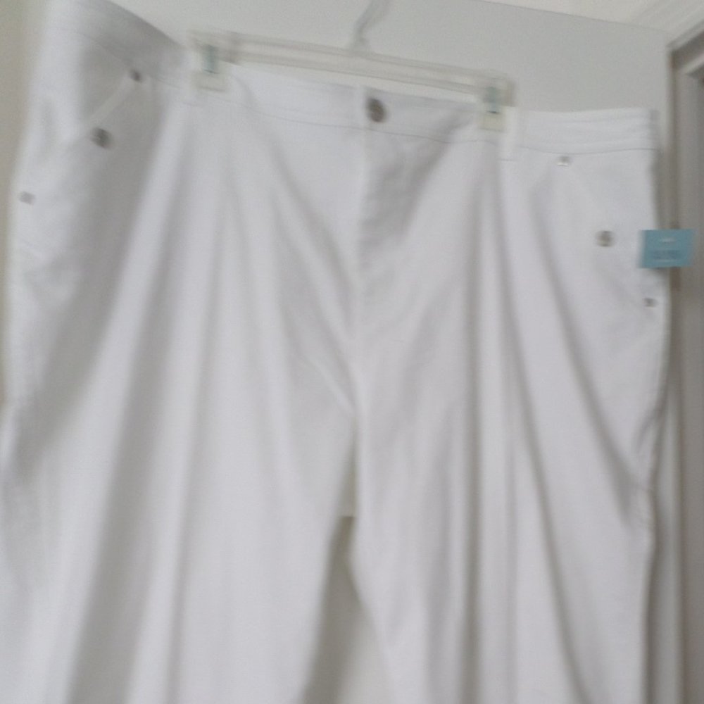 WOMAN'S WHITE JEANS CAPRI LENGTH 22W